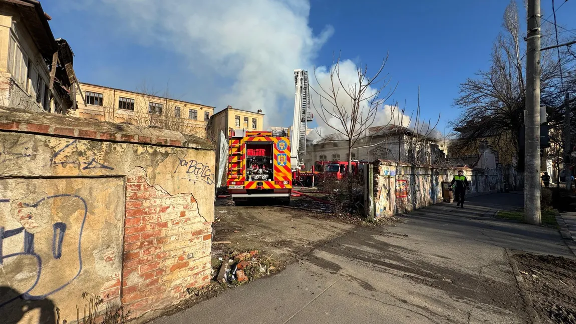 Incendiu lângă mall, clădirea liceului 