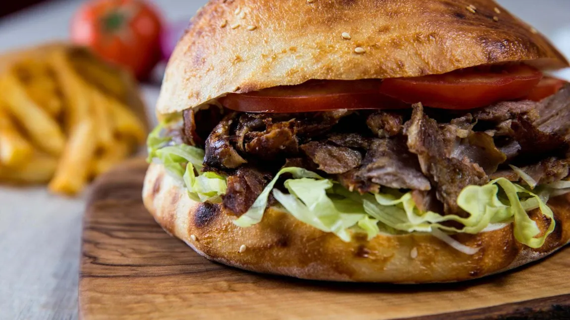 Ce conţine burger-ul de vită de la fast food. Habar nu aveai ce mănănci, de fapt, atunci când îl comanzi