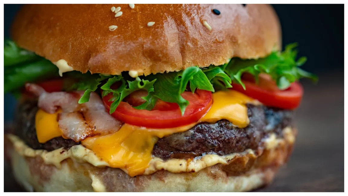 Cât a ajuns să coste un burger în Cluj-Napoca. Prețul este considerabil mai mic decât în București