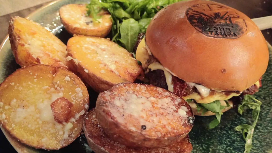 Burgerul de urs produs în România, delicatesă unică în Europa. Inventatorii lui sunt cei care au dat lovitura cu 