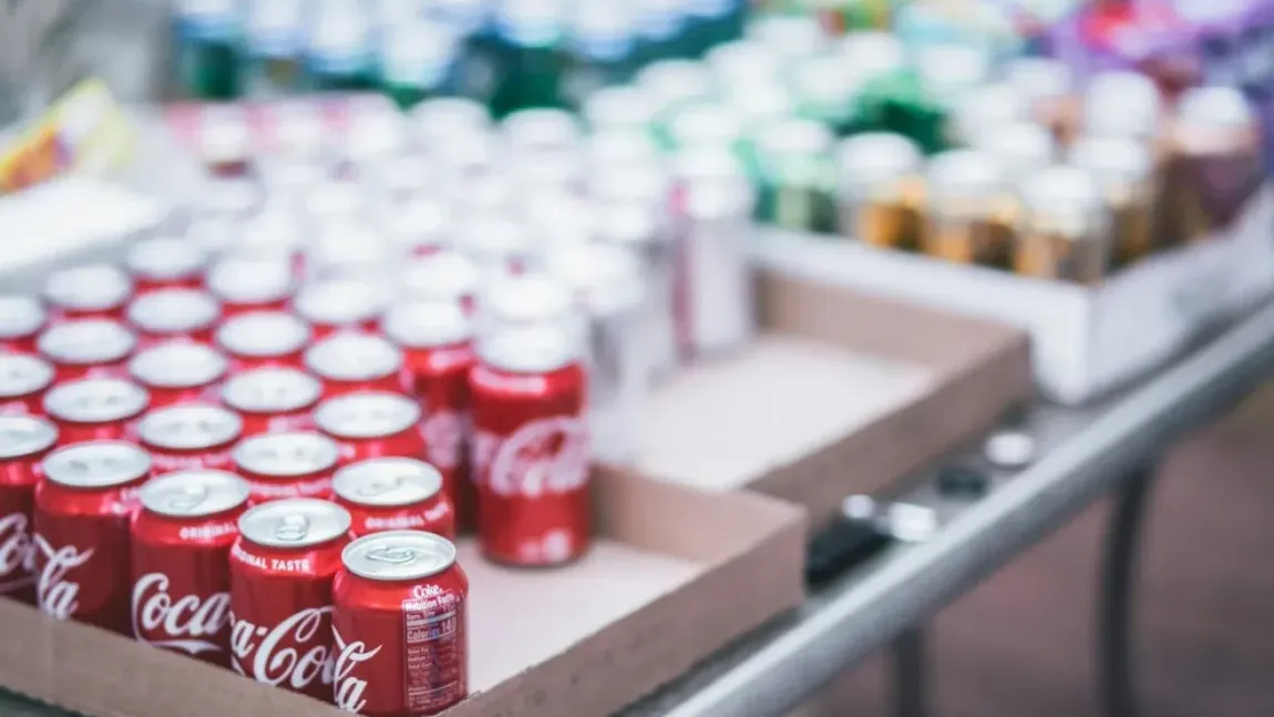 Coca Cola retrage milioane de sticle şi doze de la raft! Pericol de contaminare: 