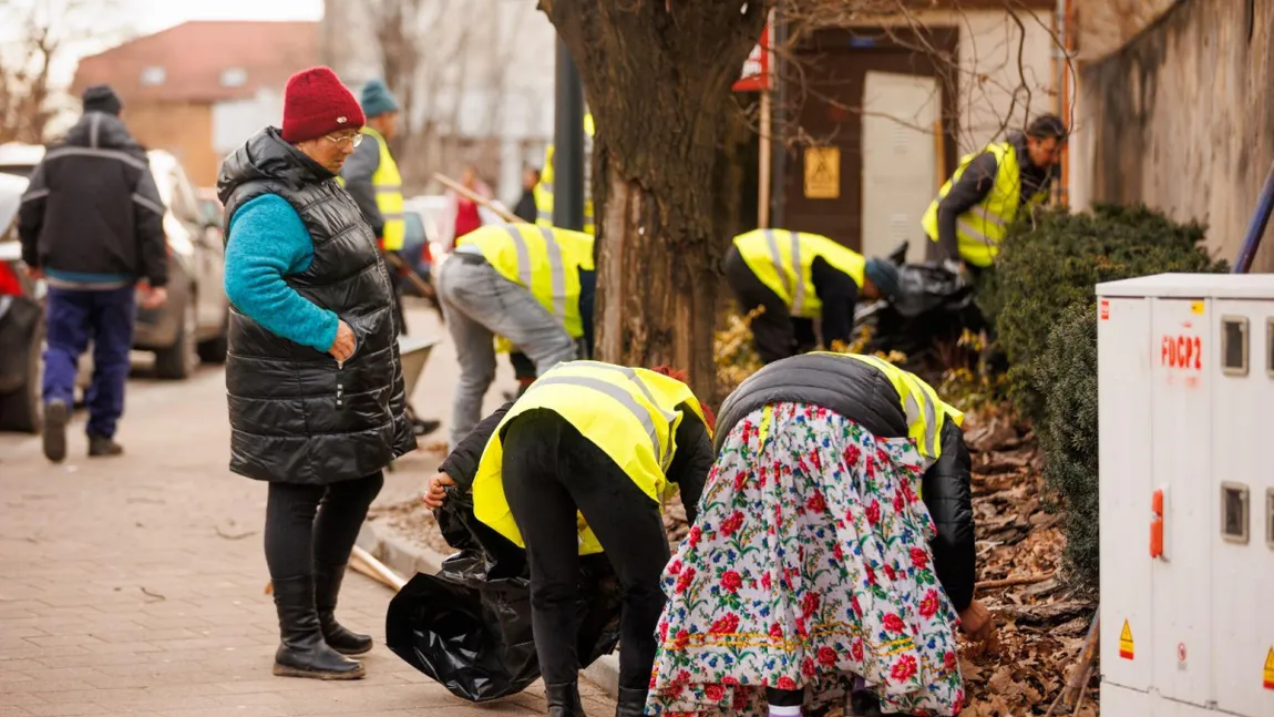 Se taie ajutoarele sociale. Asistaţii social, obligaţi la muncă în folosul comunităţii pentru sumele primele gratis lunar pe card