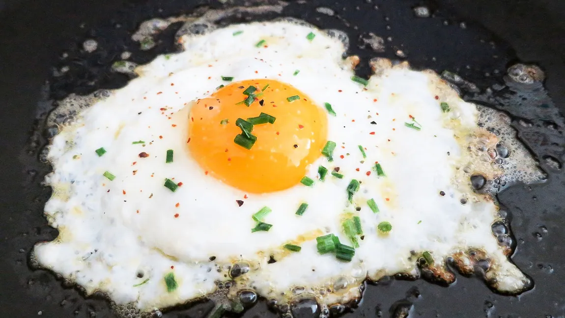 Ingredientul pe care trebuie să-l pui în tigaie ca să-ți iasă ochiurile perfecte. Vor fi la fel de gustoase ca cele de la restaurant