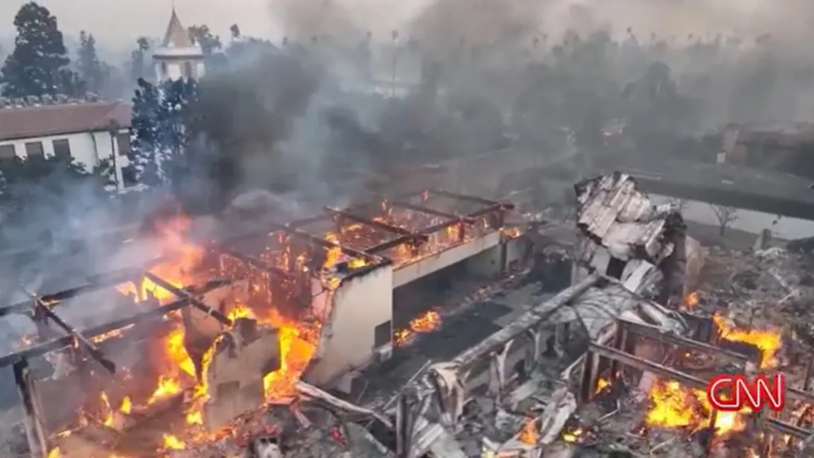VIDEO Incendiile din Los Angeles. Cel puțin cinci oameni au murit și mii de clădiri sunt distruse. Autoritățile au impus starea de dezastru