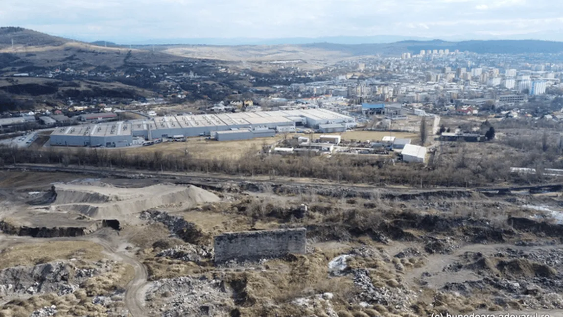 Locuitorii unui oraș din România, nemulțumiți de construcția unei noi fabrici pe ruinele unui fost combinat pentru că ”nu dă tuturor locuri de muncă” și salarii de 4.000 euro pe lună