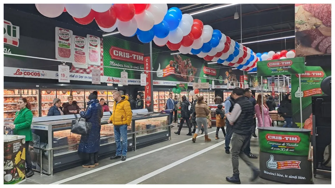 A avut loc marea deschidere a magazinului „La Cocoș” din Brașov. Oamenii s-au îmbulzit de la prima oră pentru a prinde superofertele