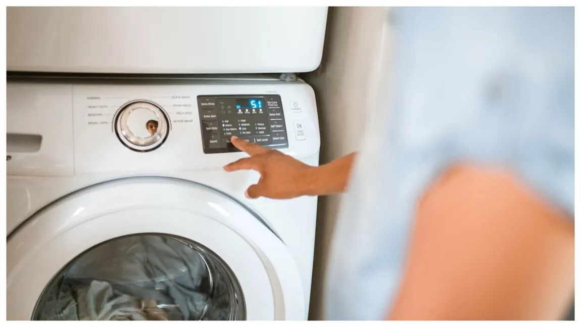 Metoda simplă prin care îți poți spăla hainele dacă ai rămas fără detergent. Toate gospodinele trebuie să cunoască acest truc