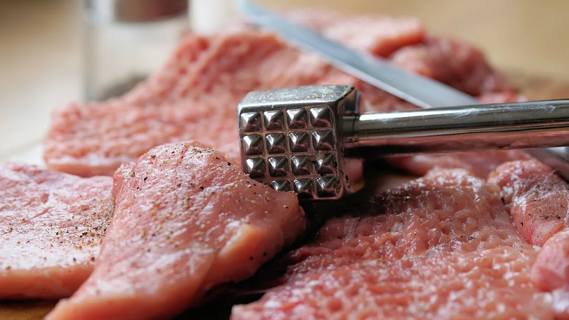 Trucul marilor bucătari pentru șnițele fragede și gustoase delicioase. Ce să faci cu carnea de pui înainte de a o trece prin ou și făină