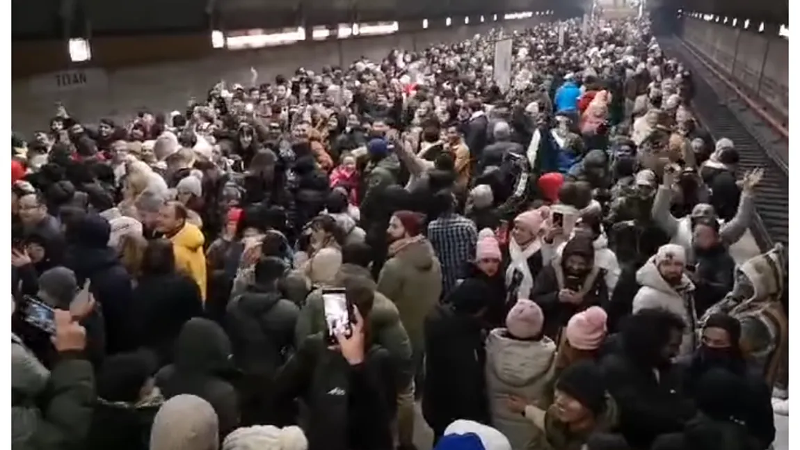 Sute de nepalezi s-au adunat în stațiile de metrou din București, în noaptea de Revelion. Imagini virale