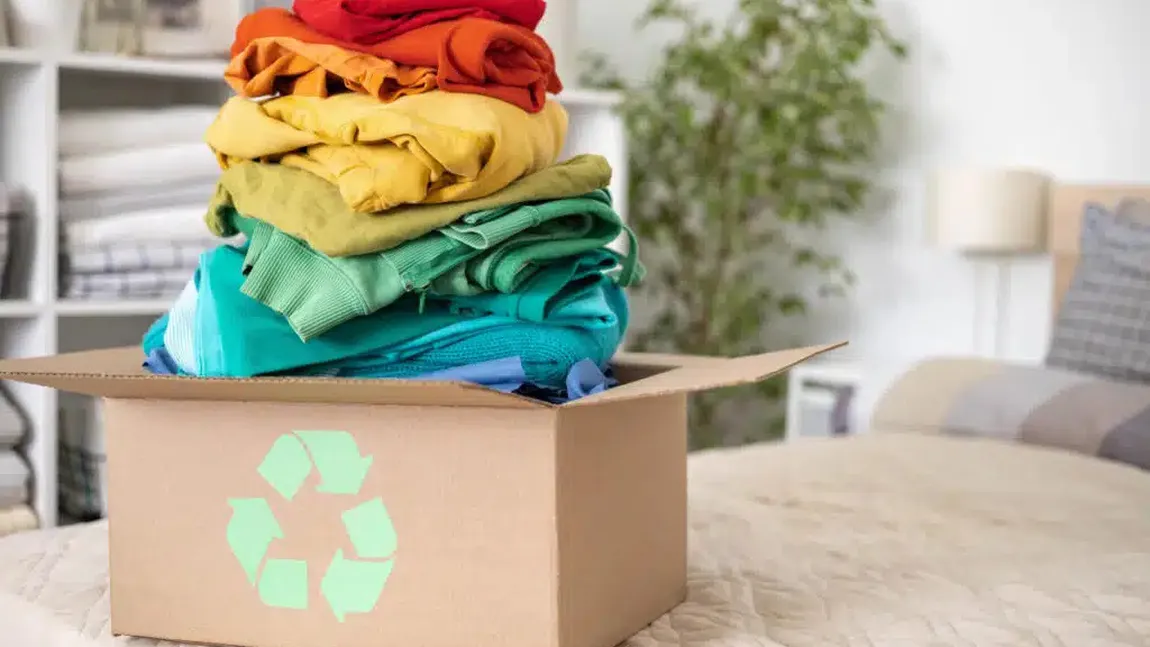 Românii, obligați să colecteze selectiv deșeurile textile de la 1 ianuarie 2025. Unde poți duce hainele vechi pe care nu le mai porți