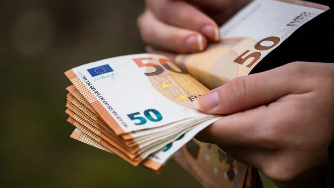 Locuri de muncă. Unde pot câştiga românii 4.500 de euro lunar doar cu permis de conducere şi încă un document