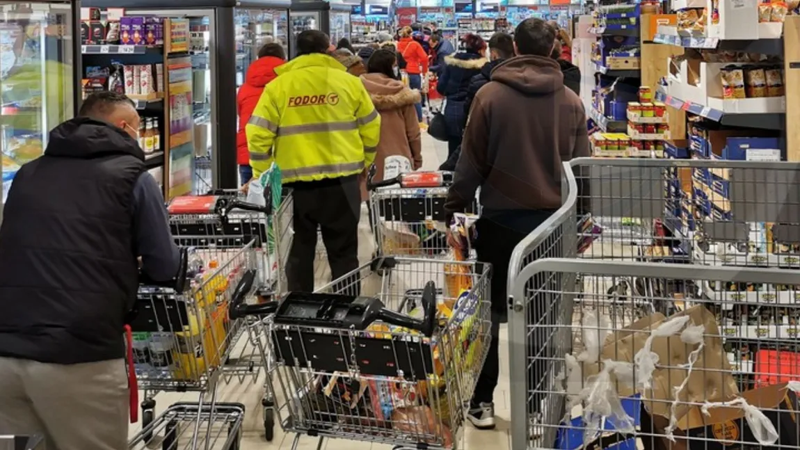 Ultima șansă la supermarketul care se închide! Toate produsele sunt puse la vânzare la jumătate de preț
