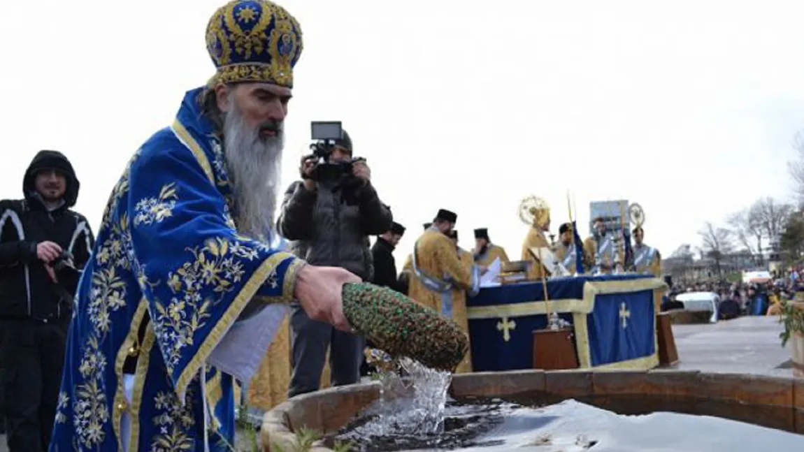 BOBOTEAZĂ 2025. 200.000 de PET-uri pregătite de Arhiepiscopia Tomisului pentru apa sfințită. Teodosie va oferi din apa sfințită și încarceraților la Poarta Albă
