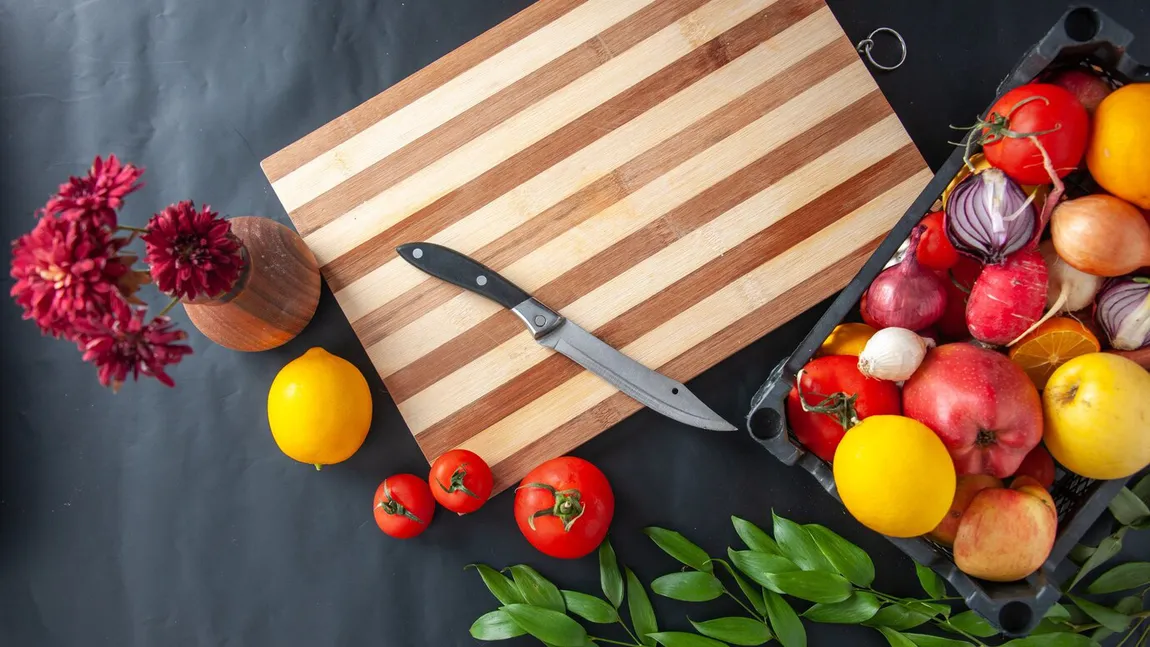 Ingredientul ieftin care curăță tocătorul din lemn. Nu trebuie să dai bani pe soluții scumpe din comerț, soluția se află în bucătăria ta
