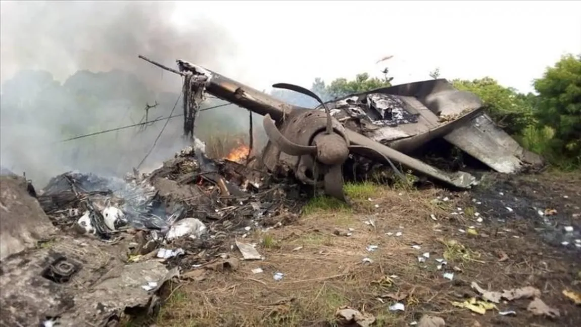 Avion prăbuşit într-o zonă rezidenţială, avea 46 de persoane la bord. Primele imagini cu epava în flăcări VIDEO