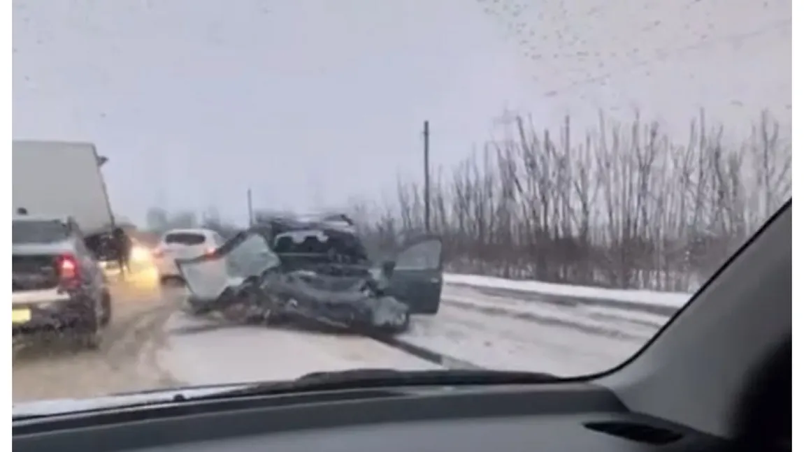 Accident grav pe Centura Capitalei din cauza vremii. O maşină s-a făcut praf după ce s-a ciocnit cu un TIR: două victime