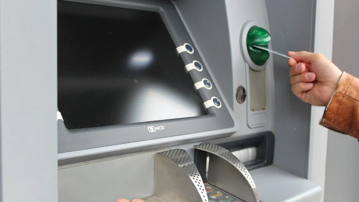 Clienții unei bănci vor fi taxați suplimentar. Costurile care vor fi introduse de la 1 mai 2025