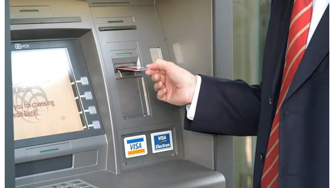 Lovitură dură pentru toți românii care au card. Băncile au băgat comisioane la propriile bancomate. Ce taxă percep Raiffeisen și UniCredit