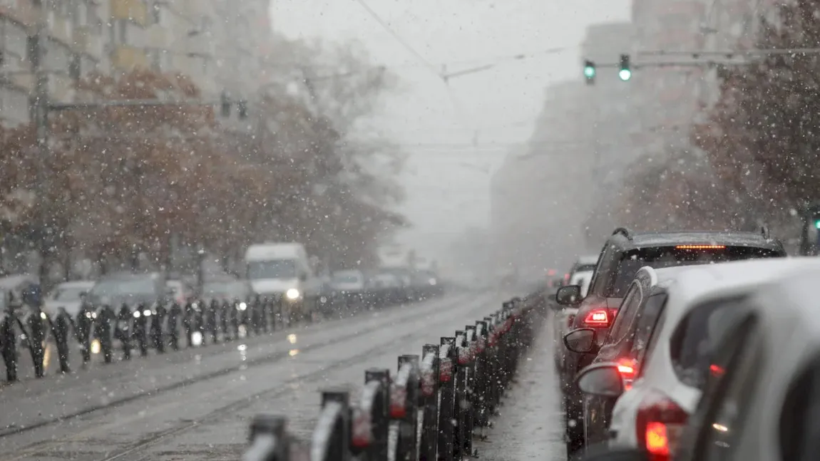 PROGNOZA METEO / Prima ninsoare de anul acesta din București. Ninge abundent în mai multe zone din țară și s-a așternut strat de zăpadă