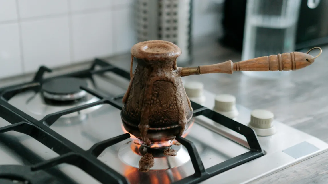 Cafeaua la ibric, periculoasă pentru sănătate! Cum trebuie preparată pentru a nu fi dăunătoare