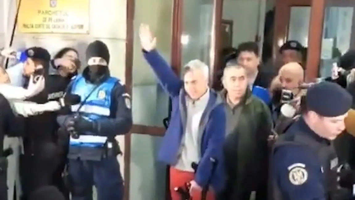 Gest controversat făcut de Călin Georgescu la ieşirea de la audieri. Acuzat că ar fi copiat salutul nazist al lui Elon Musk VIDEO