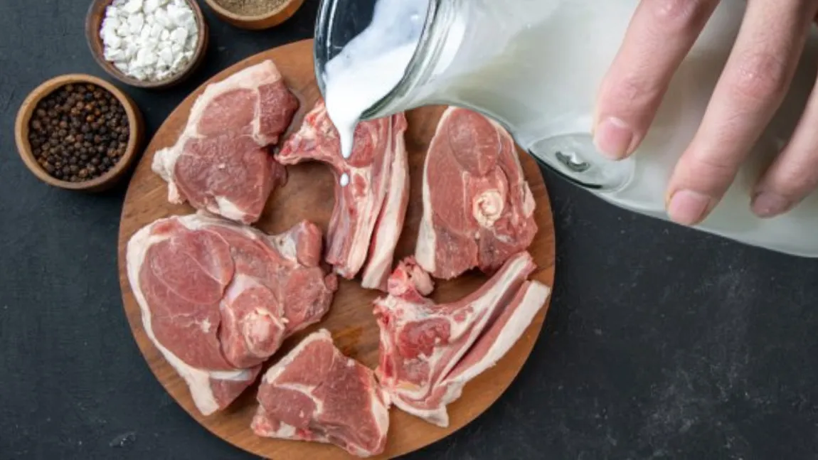 Carne de porc marinată în lapte. Rețeta perfectă care te va face să te lingi pe degete