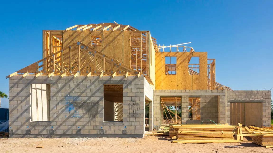 Românul care a reuşit să-şi construiască o casă de 200 de metri pătraţi fără să ia credit de la bancă