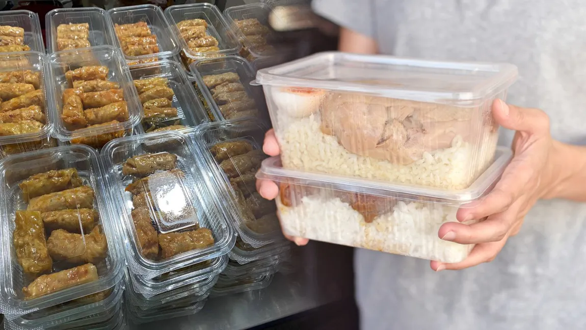Caserolele cu mâncare de la mama, un pericol pentru sănătate! Ce probleme pot apărea atunci când mănânci din recipiente de plastic