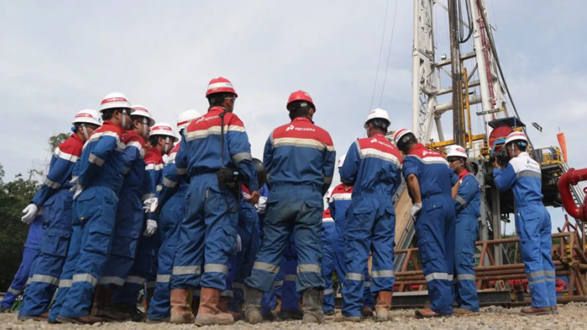 Mii de angajați concediați de un gigant petrolier și înlocuiți de inteligența artificială. Conducerea companiei susține că AI-ul ”nu înlocuiește oamenii, ci creează mai multă valoare”