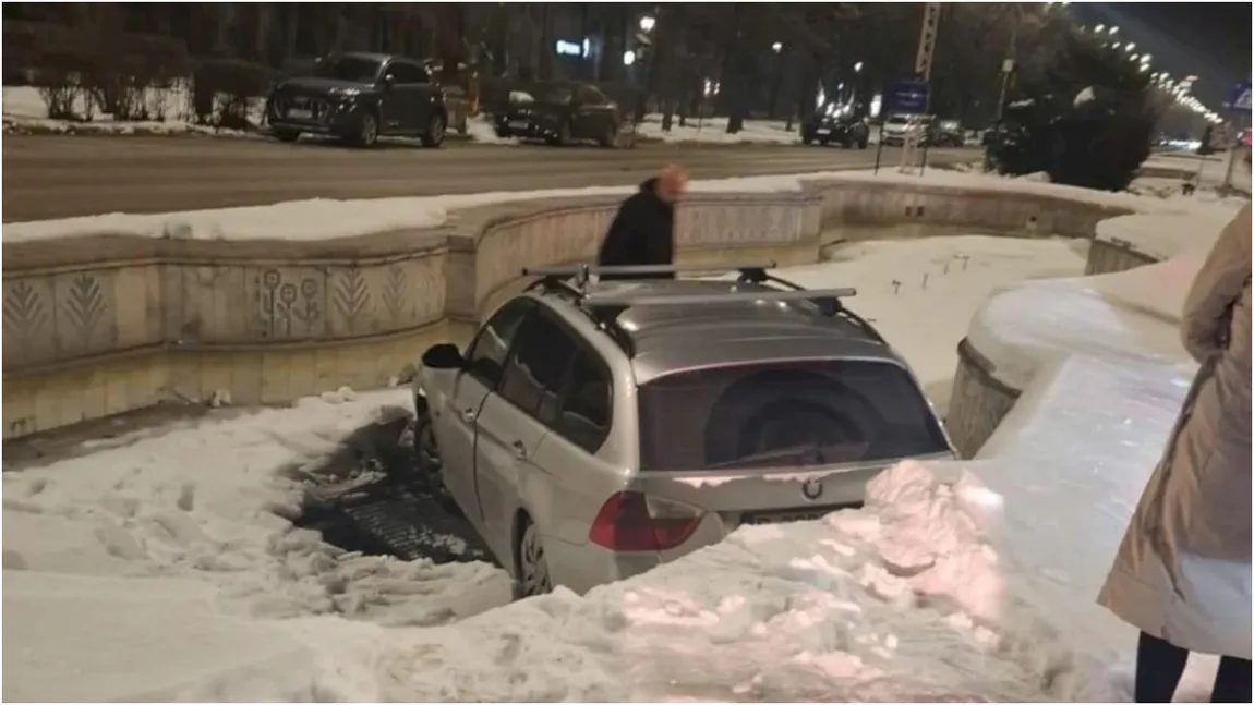 Un șofer a patinat și a aterizat cu BMW-ul într-o fântână cu zăpadă din Piața Unirii / VIDEO