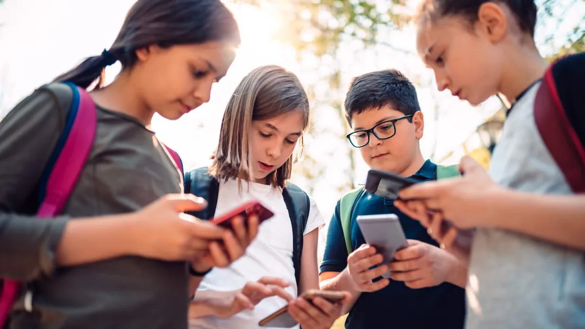 Se interzic telefoanele mobile în școli. Niciun copil sub 13 ani nu ar trebui să dețină propriul smartphone sau tabletă