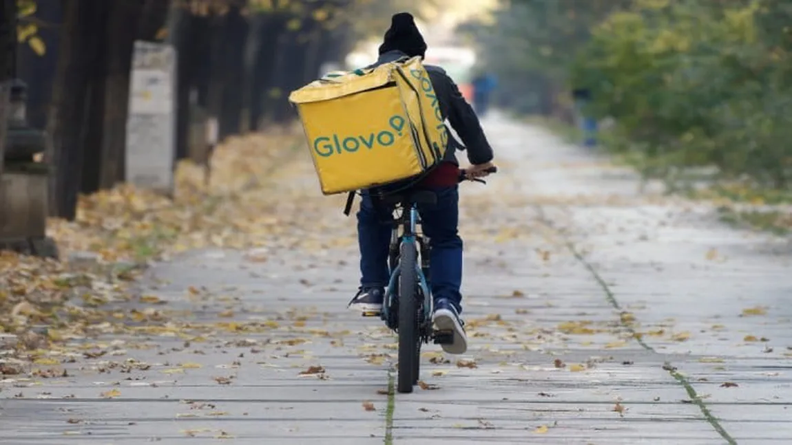 VIDEO Suma fabuloasă pe care o câştigă un curier Glovo pe bicicletă în Braşov. Face doar din tips 500 de lei pe săptămână