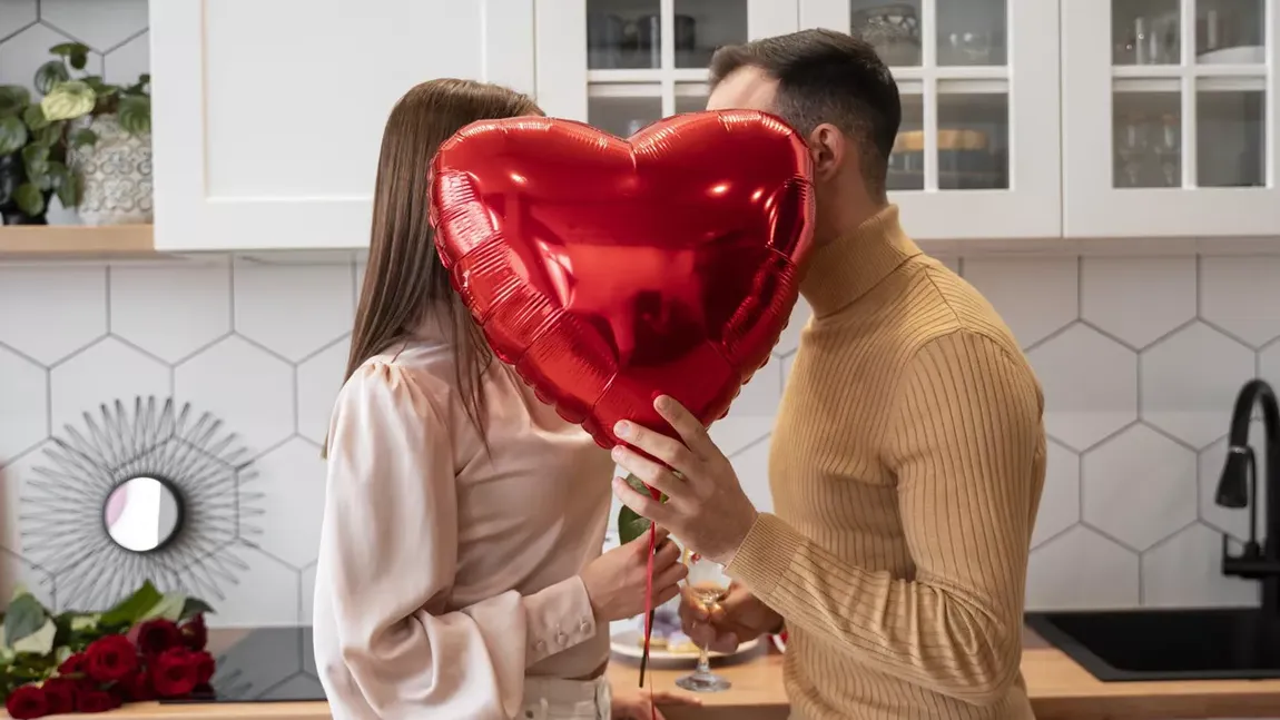 Cât cheltuiesc românii în luna iubirii. Studiu Raifeissen: bărbaţii alocă sume mai mari decât femeile