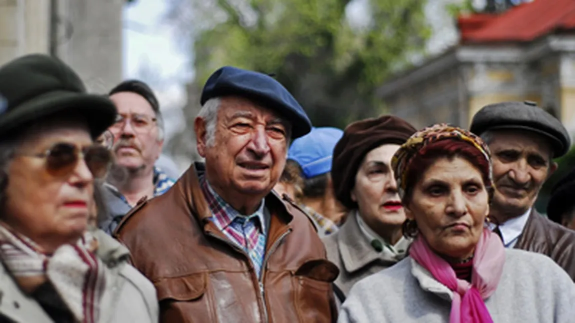 Românii care vor încasa 7 pensii în luna martie. Vârstnicii, revoltați de întârzierea livrării pensiilor