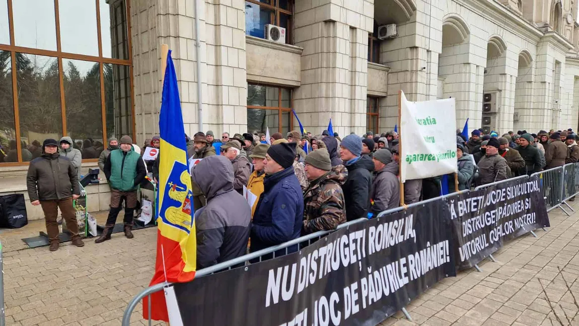 Sindicaliștii Romsilva nu vor să renunțe la bonusuri. Protest în fața Ministerului Mediului și solicită oprirea „campaniei de denigrare”
