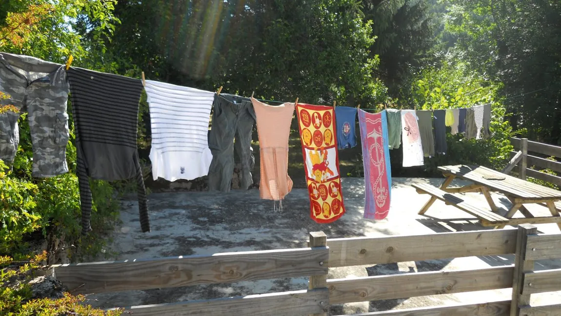Materialele textile care nu trebuie niciodată uscate pe sârmă. Uscarea acestor rufe pe sârmă le deteriorează semnificativ aspectul și calitatea