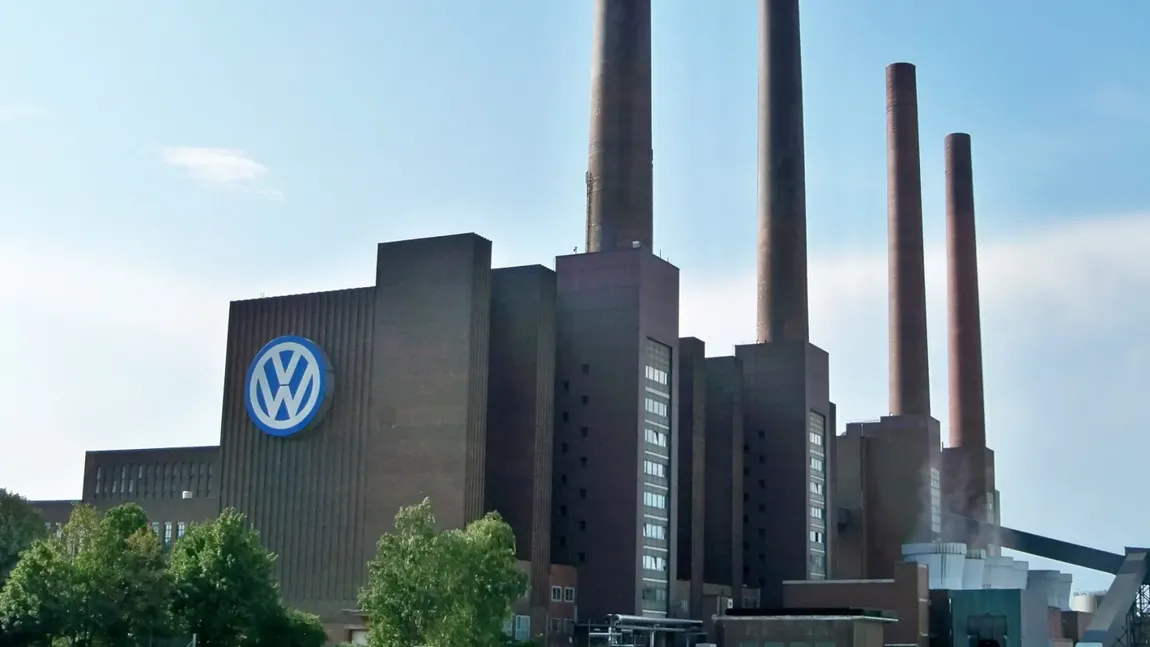 Patronatul Volkswagen a cedat în fața presiunii celor 10.000 de angajați care amenințau cu intrarea în grevă. Conducerea oferă măriri de salarii și chiar prime de sute de euro
