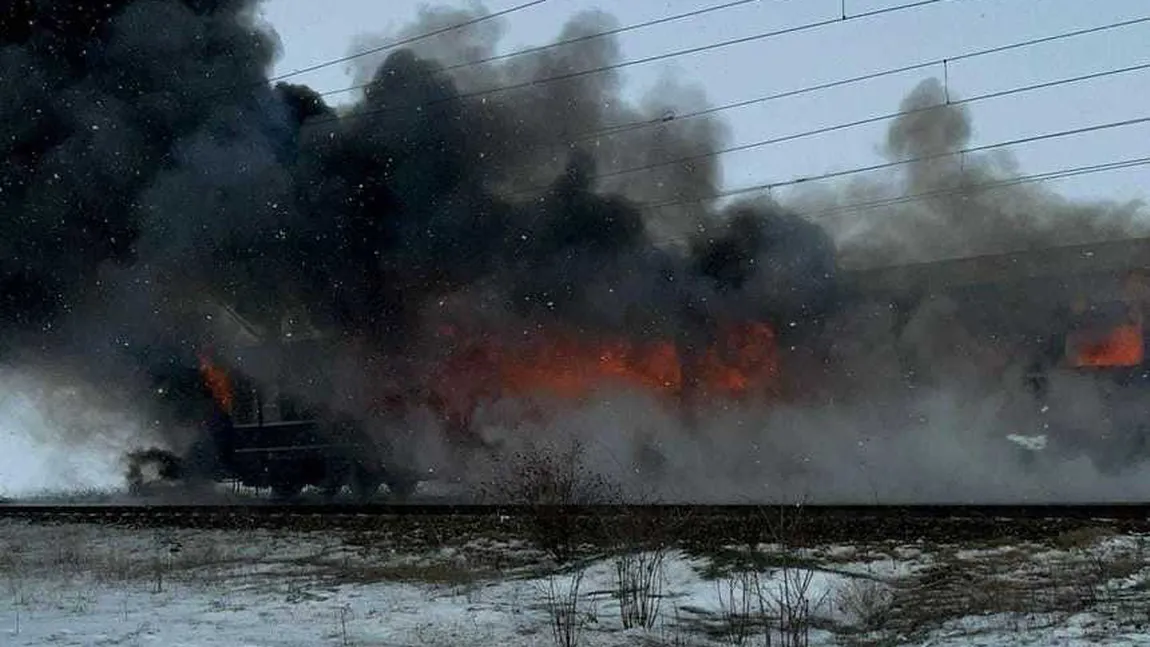 Plan roşu de intervenţie, un tren de călători a luat foc. Incendiul a pornit de la grupul sanitar