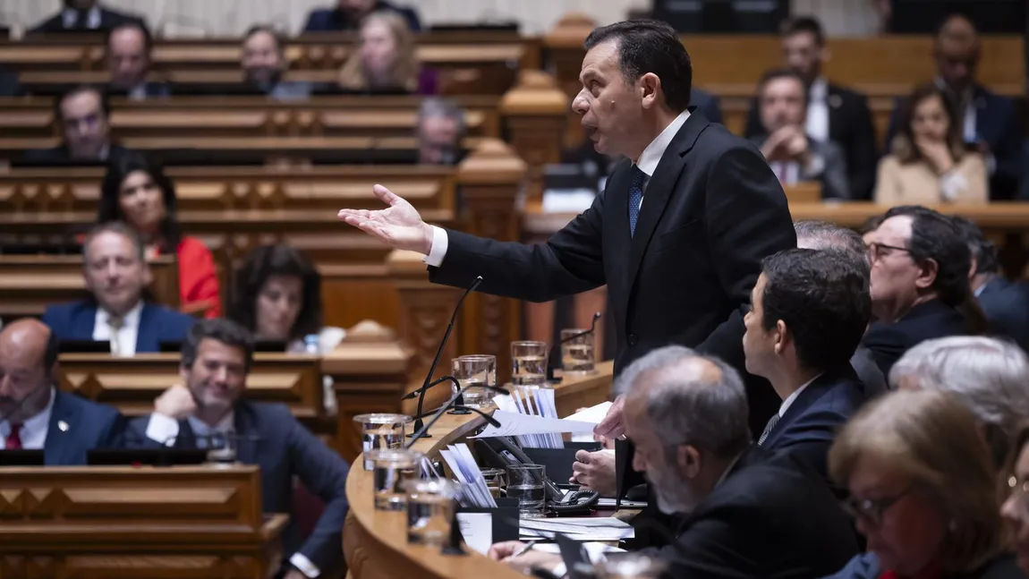 A picat guvernul! Moţiune de cenzură în Parlament, premierul aflat în conflict de interese urmează de demisioneze azi