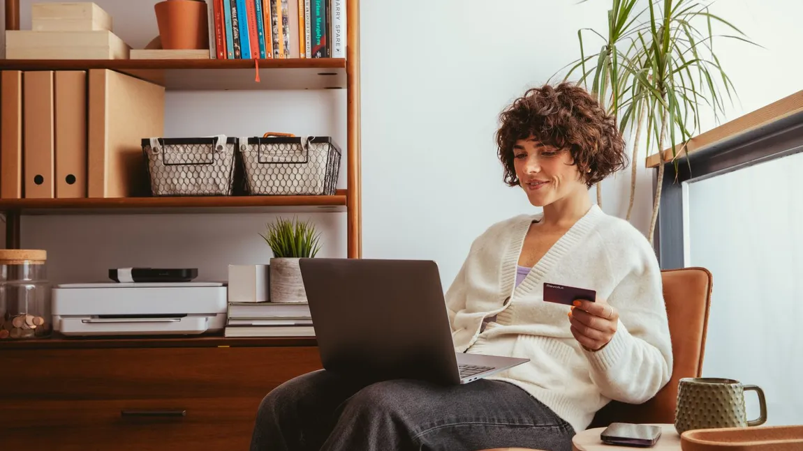 Anunţul Revolut pentru femeile care deţin un card. Diferenţa faţă de bărbaţi este de 2.500 de euro!