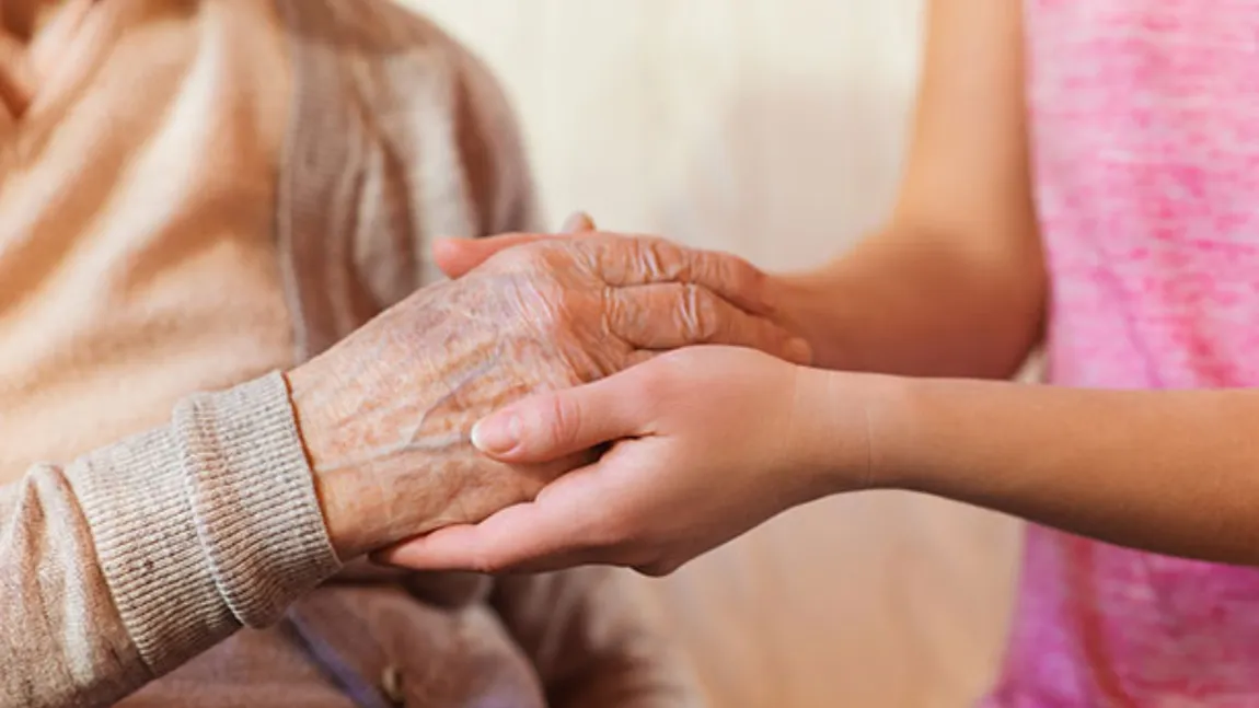 Ce ”minuni” mai fac fondurile europene. Sute de bătrâni fără ajutor din Arad vor beneficia, la domiciliu, de mese calde, consultații medicale și alte servicii