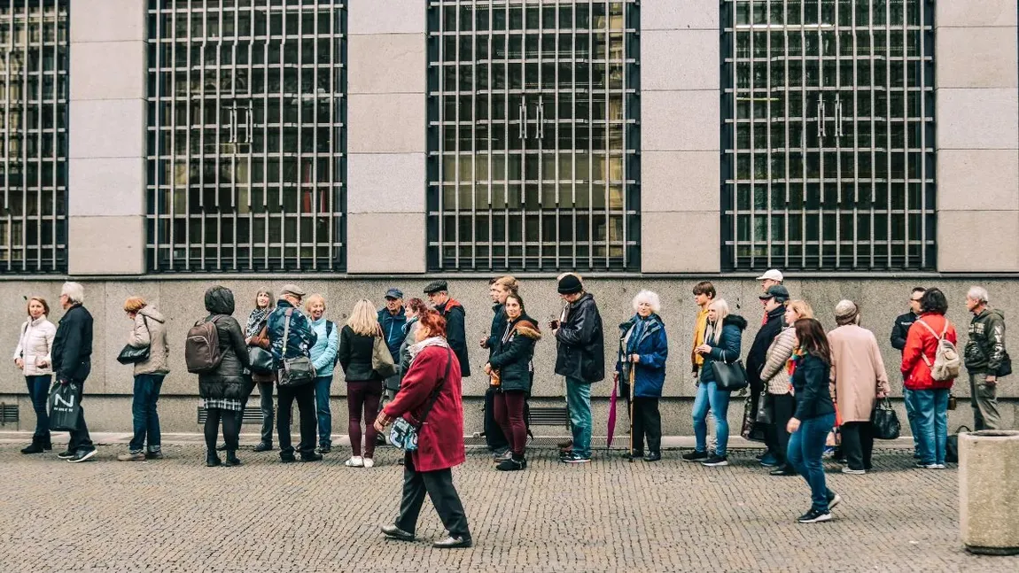 Falimentul băncii poate lăsa 1.300 de investitori fără bani. Ce se întâmplă cu banii clienţilor