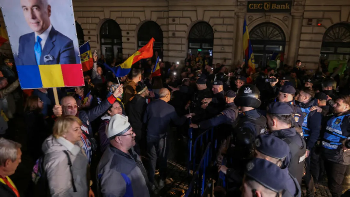 Protest în faţa CCR: s-au strâns câteva sute de susţinători ai lui Călin Georgescu. Contestaţia se dezbate marţi, 11 martie, de la ora 17:00