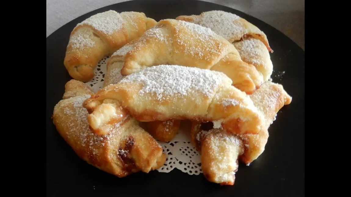 Cornulețele cu gem și nuci au gustul inconfundabil al copilăriei, iar secretul acestui desert de post stă într-un ingredient accesibil oricui. Cu doar 5 lei, poți transforma o rețetă simplă într-un desert savuros