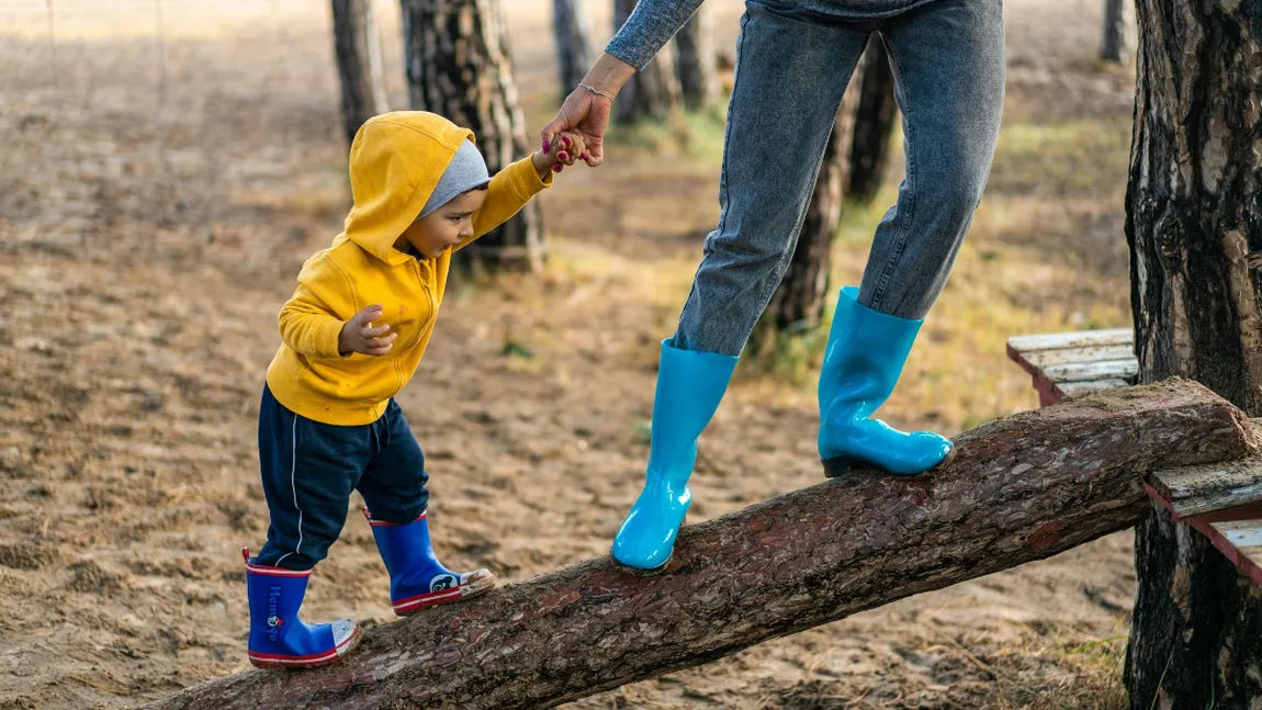 Ajutoare și alocații 2025. Câți bani primește o familie monoparentală