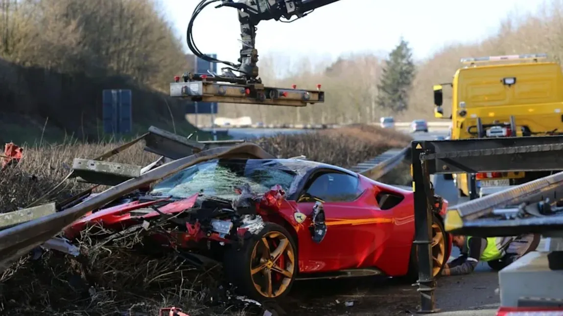 Ferrari de 440.000 de euro făcut praf la test drive. Şoferul dorea să îl cumpere, ce se întâmplă acum cu bolidul de lux