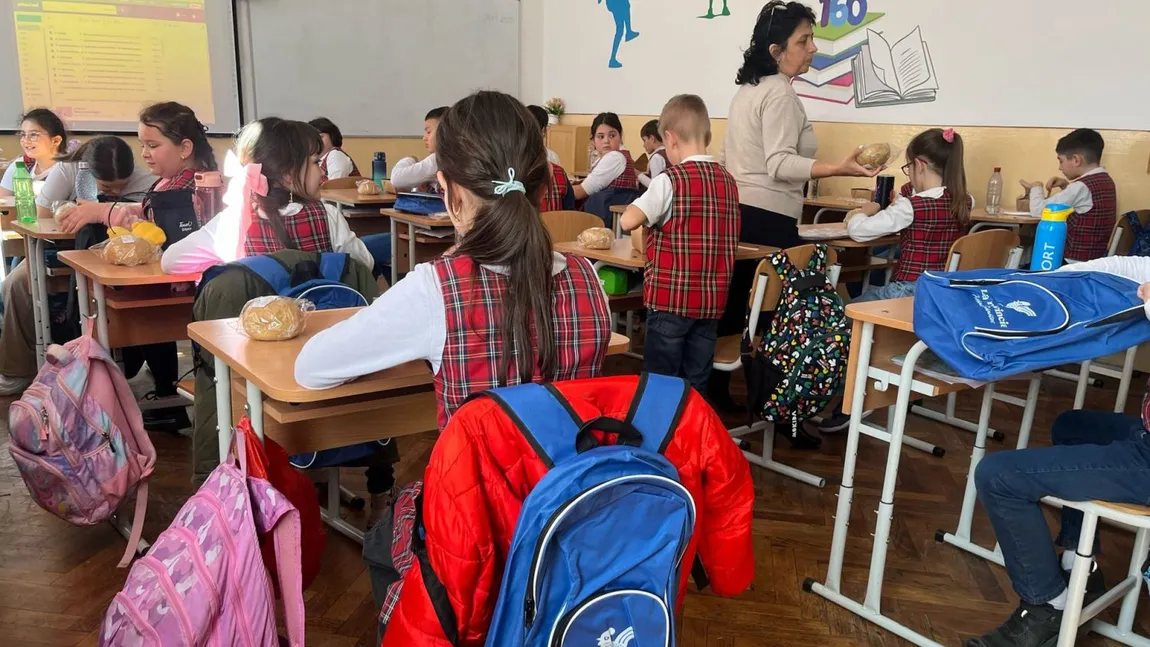 600 pachete cu hrană caldă au fost distribuite astăzi elevilor, în cadrul campaniei Ziua Meselor Școlare, organizată de Fundația Carmistin