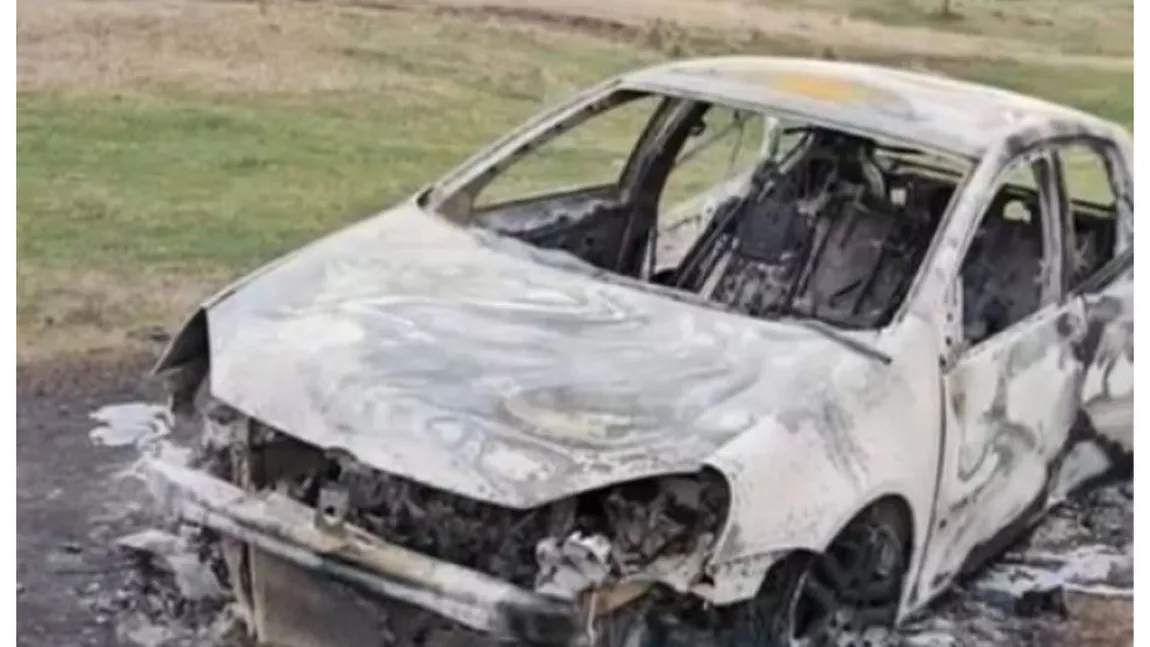 Două persoane carbonizate, găsite într-o mașină incendiată în Buzău. Polițiștii fac cercetări pentru omor