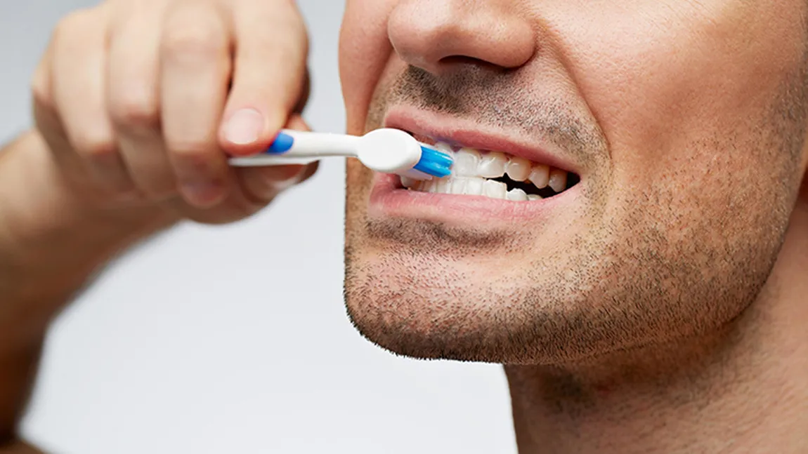 Cum te poate îmbolnăvi pasta de dinți. Puțină lume știe de substanța care afectează microbiomul oral