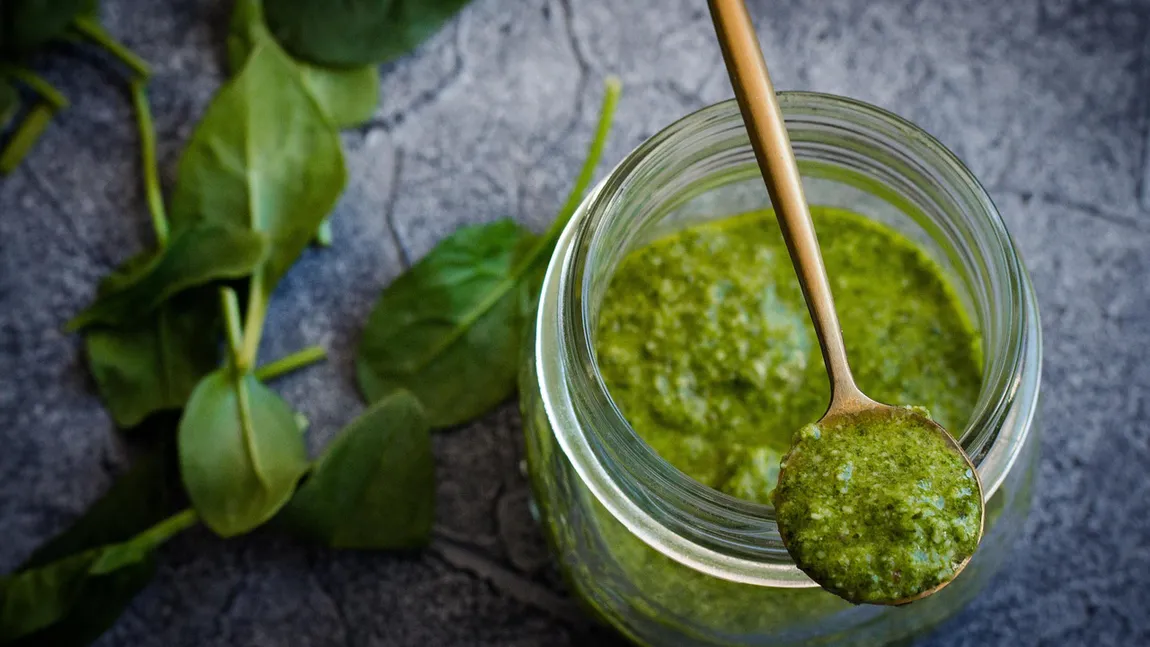 Cum să faci sos Pesto cu leurdă. Rețeta perfectă pentru Postul Paștelui. Se face în doar zece minute